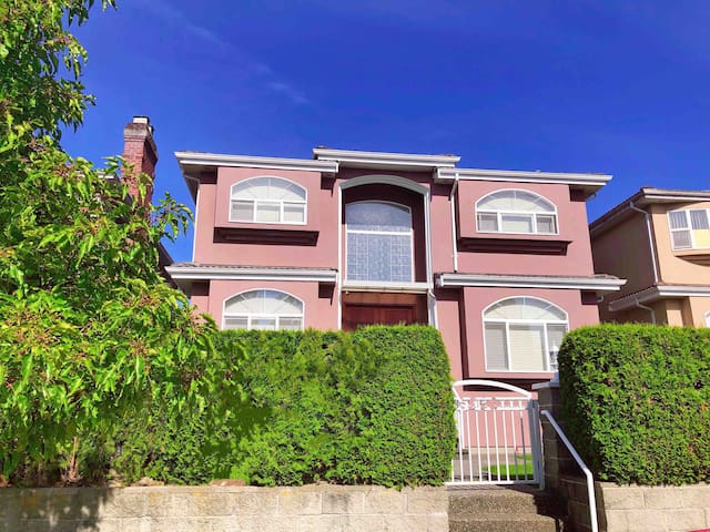 Clean Bright Family Home Near City Center &Airport