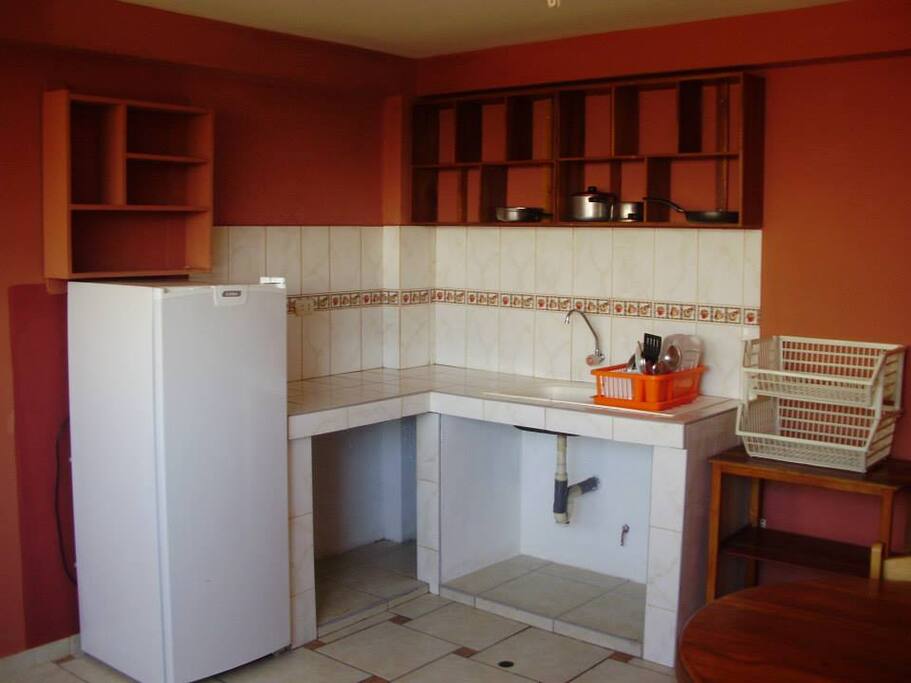 Cocineta con refrigerador y utencilios de cocina