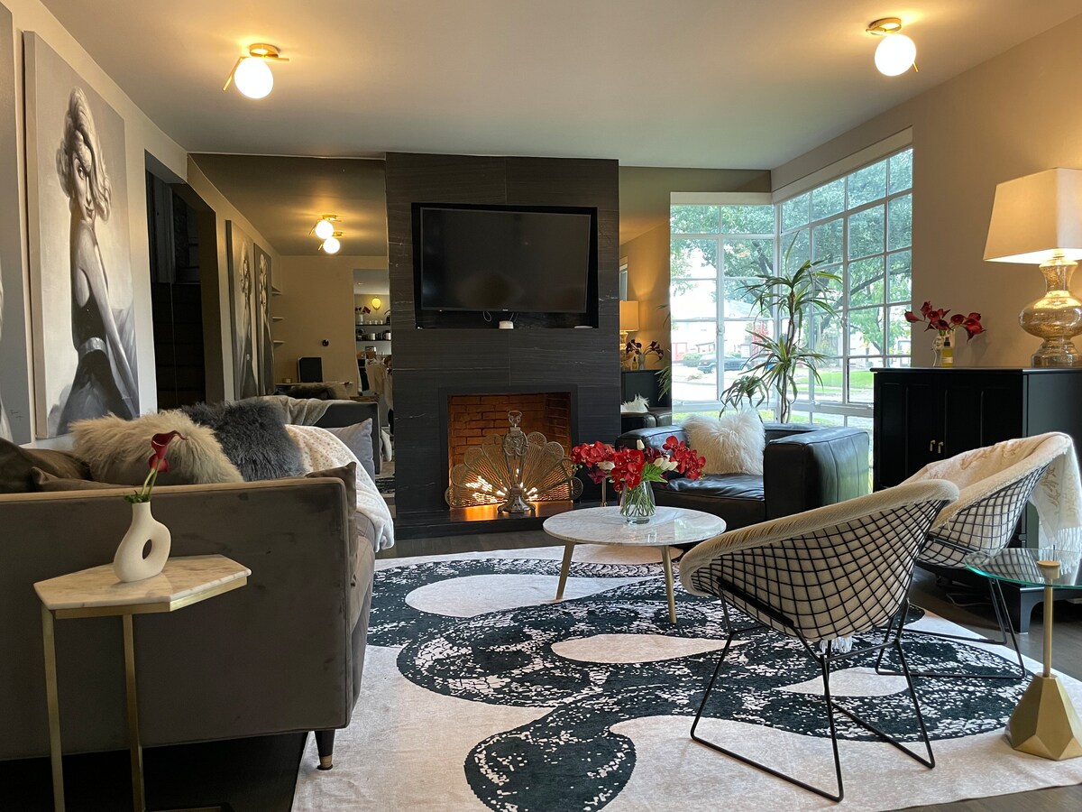 Popular Airbnb listing: Casa Blanca - King bed, Near SMU, & Dog Friendly! in Knox Park
