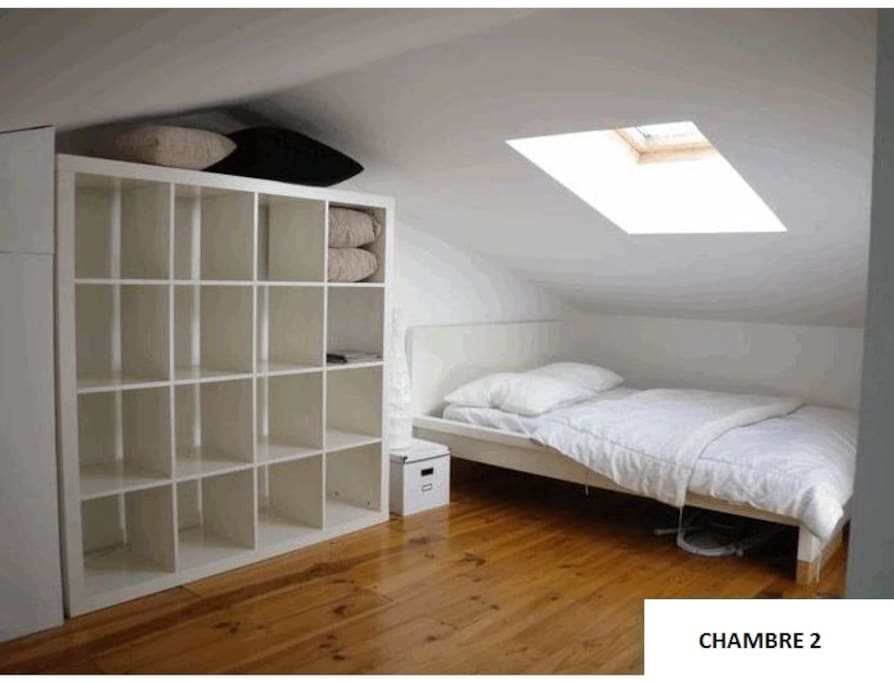 chambre en mezzanine avec salle de bain attenante et wc