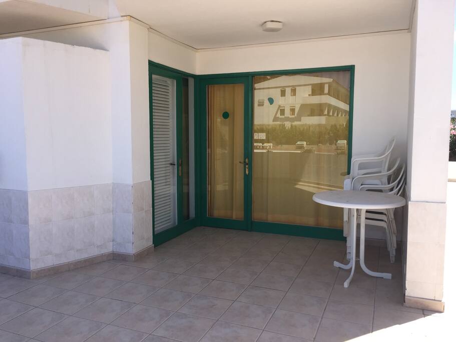 Terraza acceso a piscina