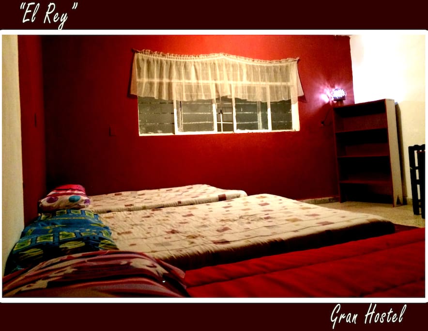 Cada cama con dos almohadas, juego de sábanas, cobija afelpada y cubre camas. Si eres friolento olvídate del sufrimiento.