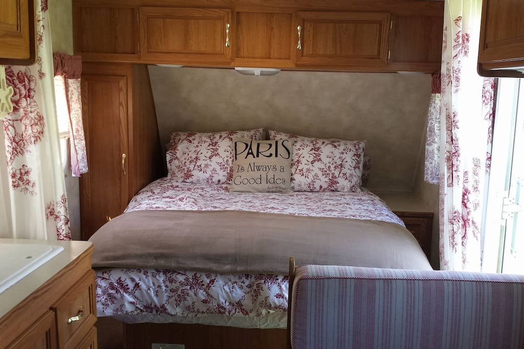 Toile duvet, 100% pima cotton sheets, soft blanket and four pillows adorn this queen-size Spring Air mattress.