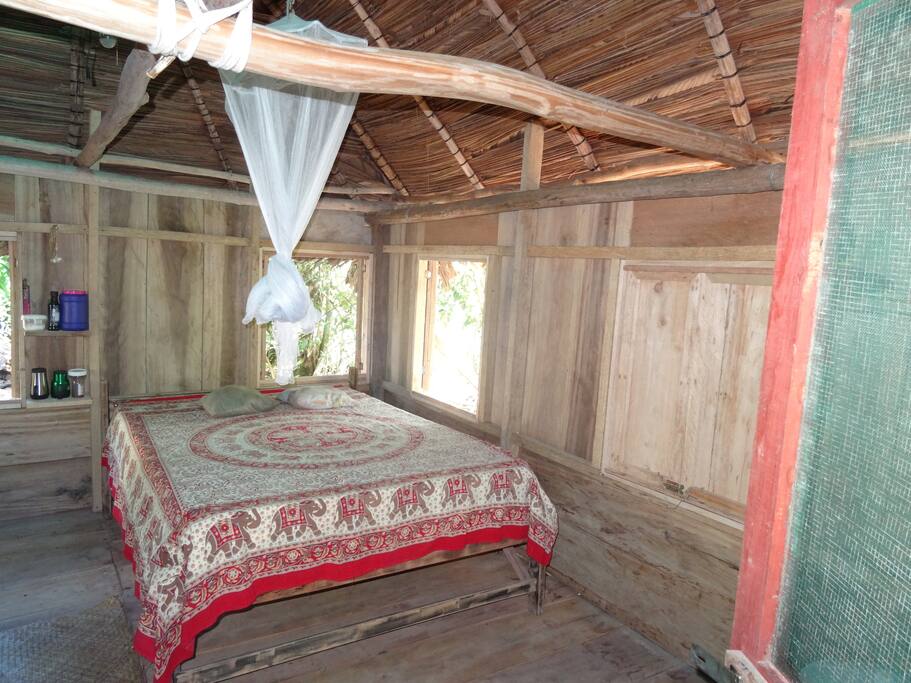 CAMA MATRIMONIAL CON PABELLON Y VISTAS AL RIO.