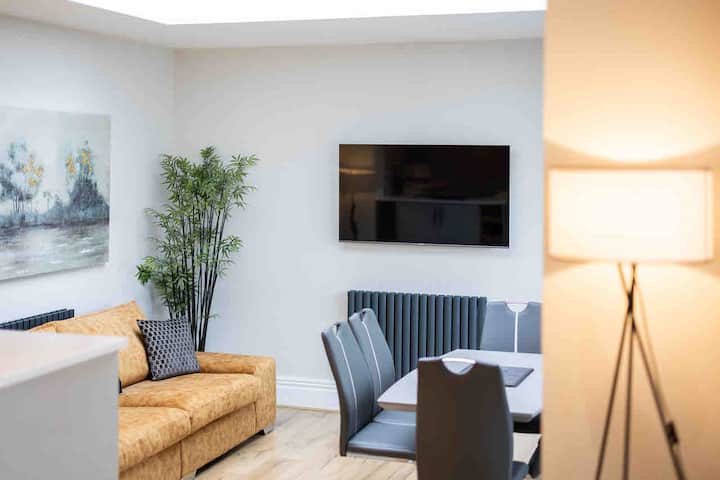 Executive 4-bed House In Vibrant Village Center - Cleethorpes