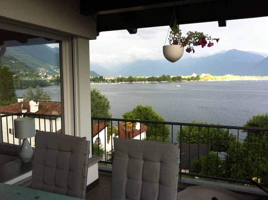 La vista sul lago dal terrazzo - Aussicht aus der Terasse - View on the lake from the terrace