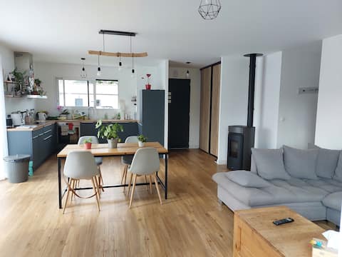 Single-story house between land and sea