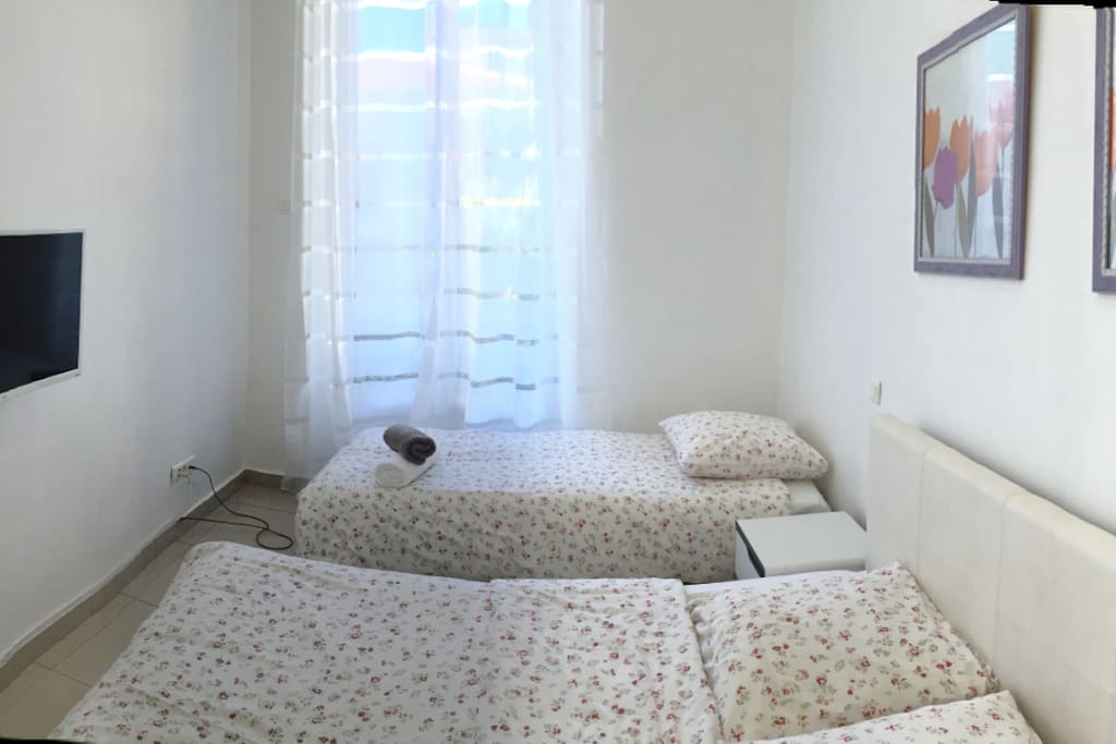 Double bedroom + single bed with TV - Chambre avec lit double et lit simple