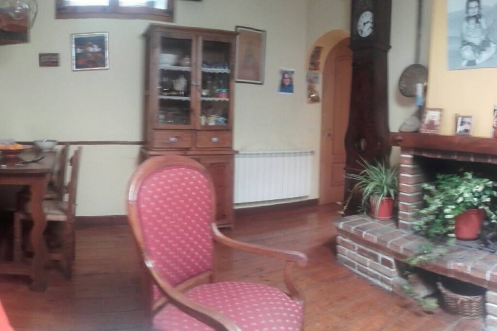 Salón y mesa comedor para 4 a la izquierda