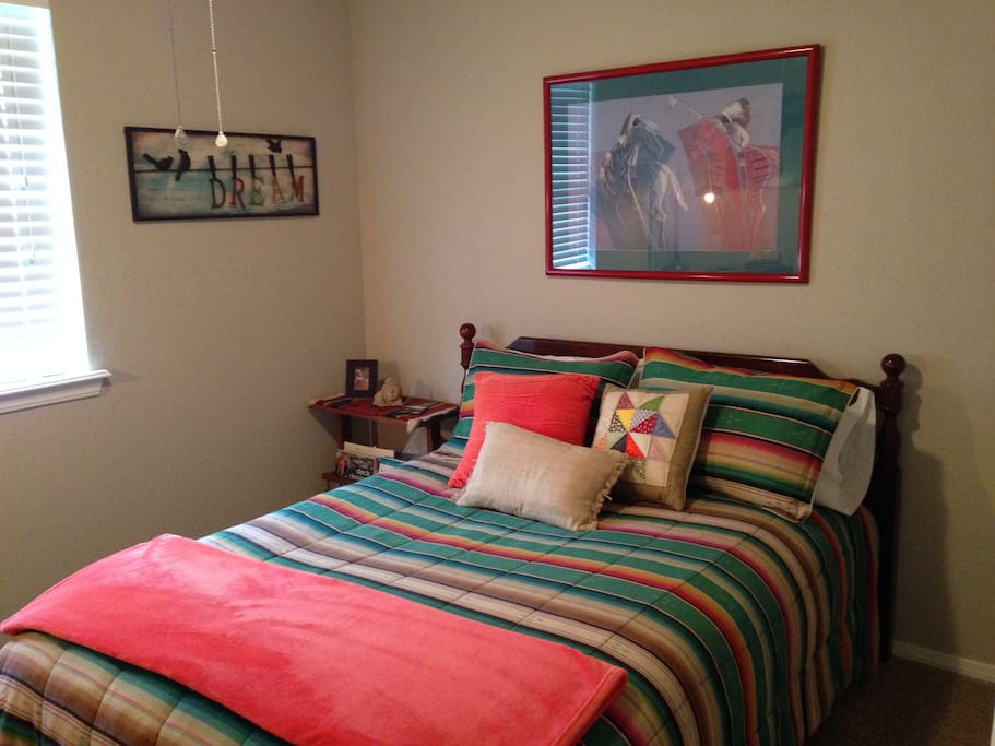 Sunny, east facing guest room. Full bed with tempurpedic
mattress