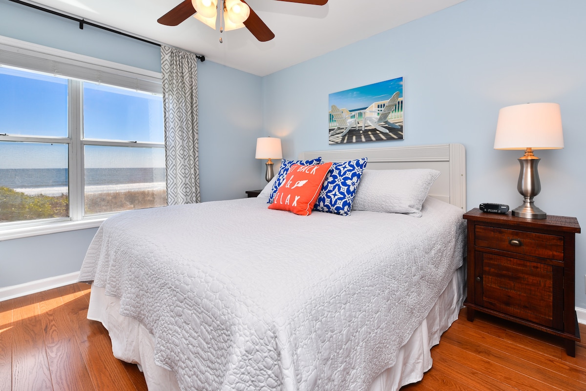 主卧采用硬木地板进行全面改造。 看看风景。 