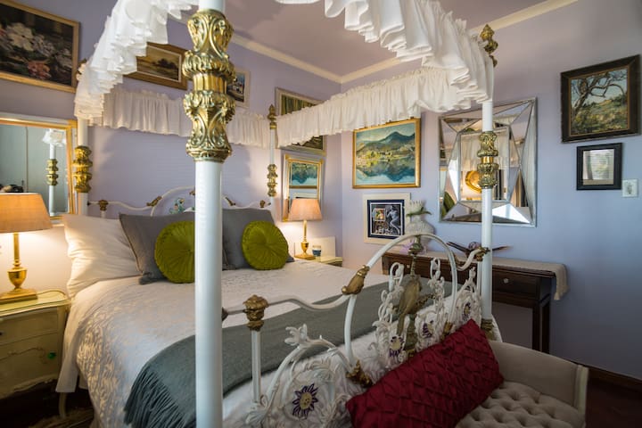 Whale and Penguin beach house -Sea Facing Room gallery image 2