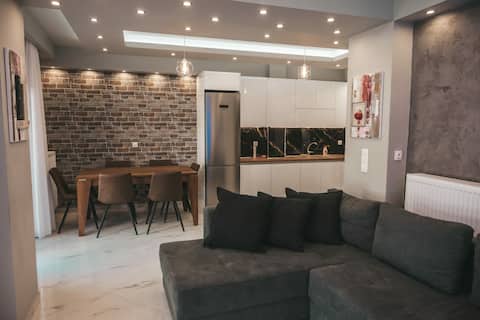 Popular Airbnb listing: Lovely apartment with balcony in the city center in Δήμος Κατερίνης