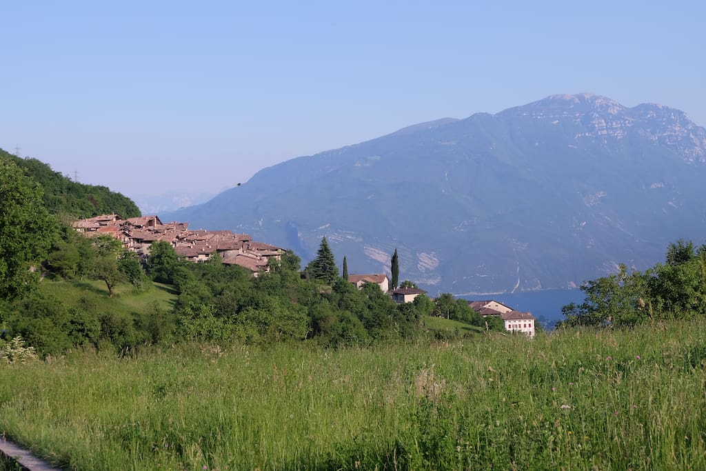 Borgo Canale di Tenno und Gardasee im Hintergrund