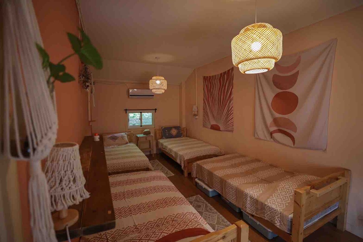 غرفة لـ 4 أشخاص