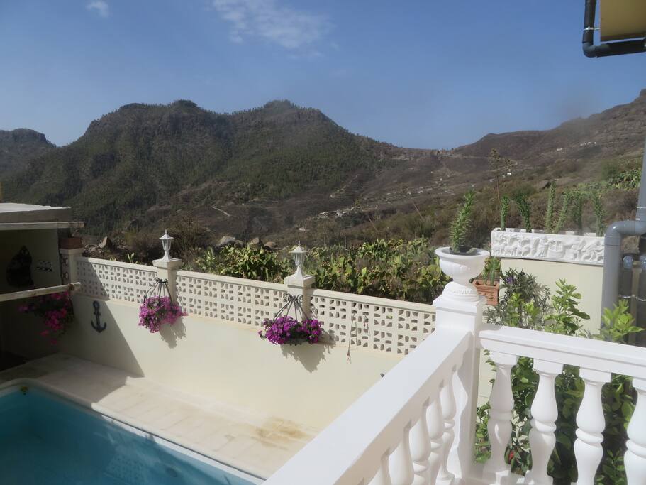 Blick von der Terrasse über Pool auf die Umgebung