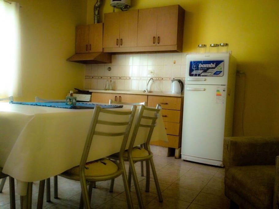 Cocina comedor buena iluminación y lo necesario para una buena estadía