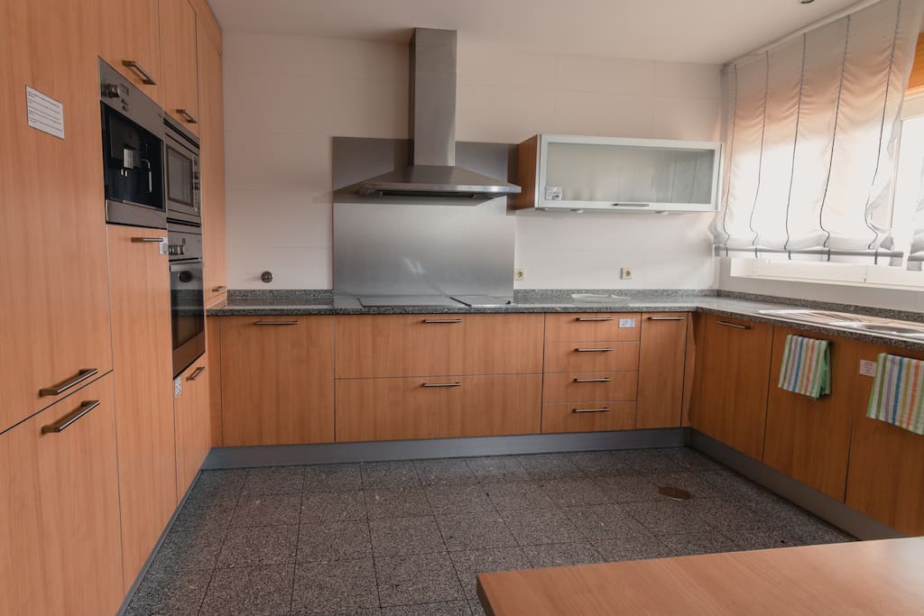Cozinha equipada com utensílios de cozinha, 2placas vitrocerâmicas, forno, microondas, frigorífico+congelador, máquina de lavar loiça e máquina de café com café gratuito. Acesso grátis à internet wifi.