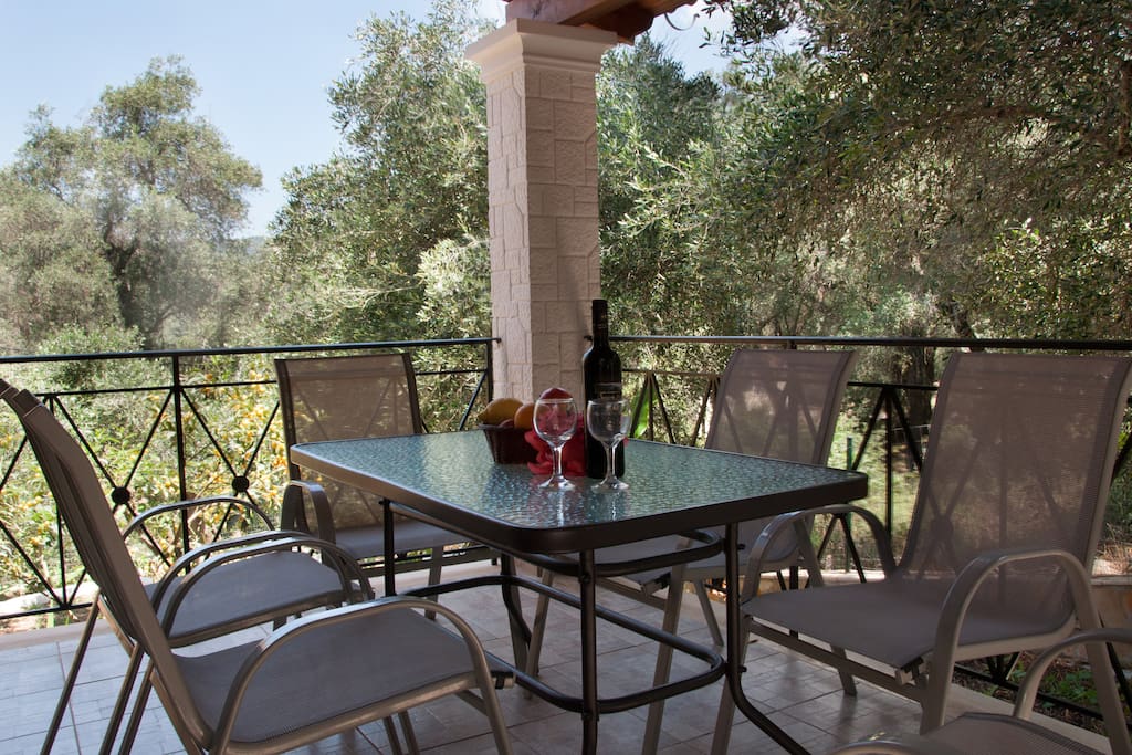 Back Veranda with garden table for 6