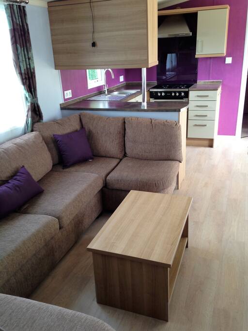 Salon confortable et moderne de 6 places donnant sur la Tv ecran plat de 100cm.