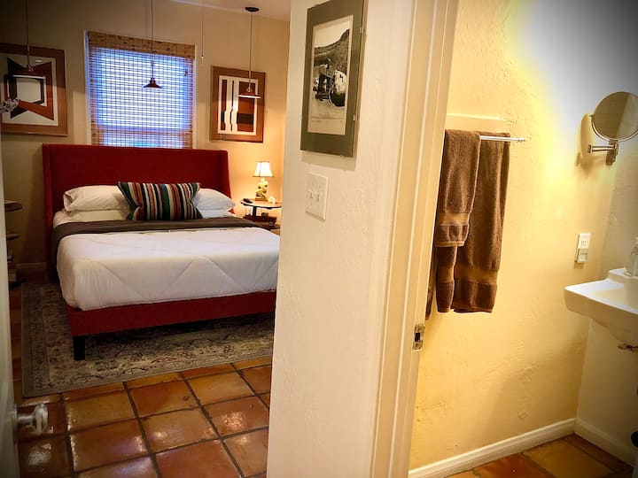 El dormitorio trasero tiene una cama tamaño queen con baño privado con ducha/bañera y entrada privada.
