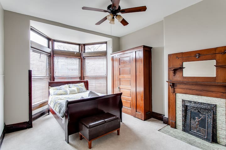 חדר שינה 1 עם מיטת קווין סייז ותאורה טבעית נהדרת.