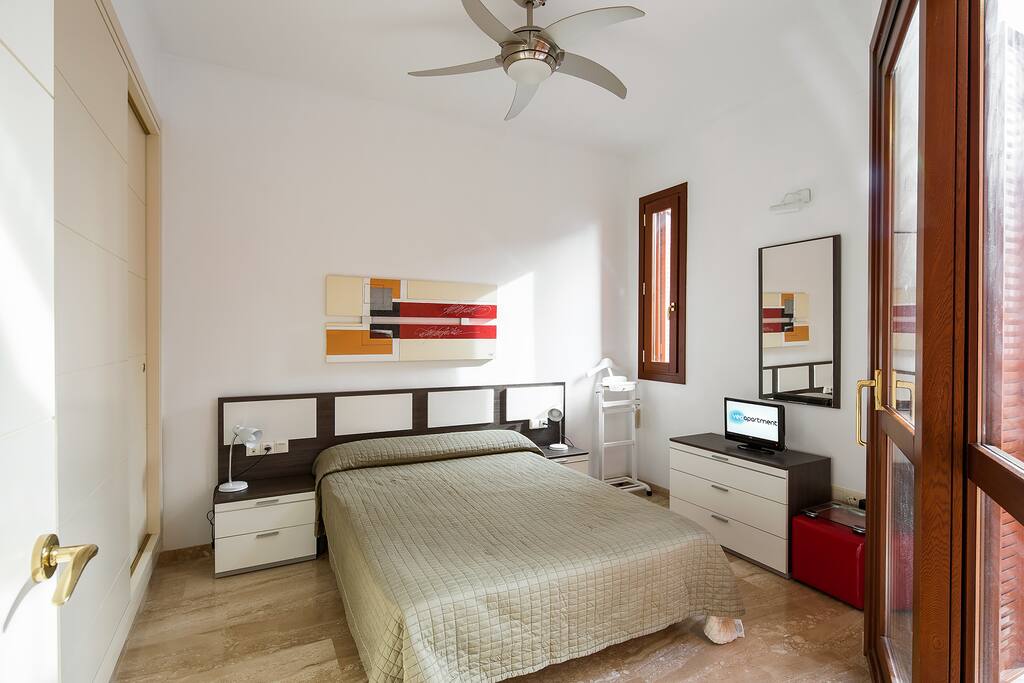 Bedroom with double bed (1,35 x 1,90 m).