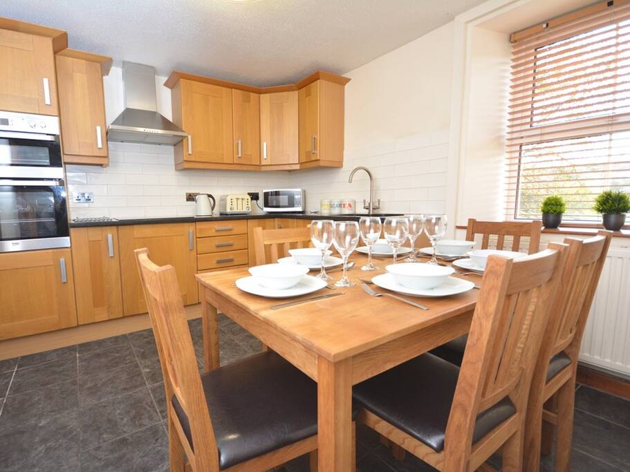 Kitchen with doubleoven, hob, marble worktops