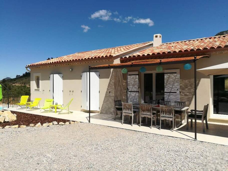 Belle terrasse plein sud protégée par une traille fabriqué par David ferronnier de son état.
