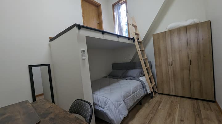 Bureau motorisé, loft de yoga et lit queen size. Tous les voyageurs disent que c'est super confortable. Certains me demandent le lien pour acheter leur propre bobine hybride Novilla + matelas en mousse à mémoire de forme comme celui-ci.
