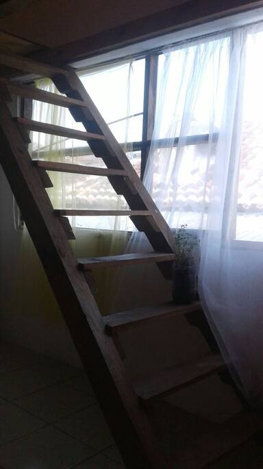 Escalera hasta la cama individual