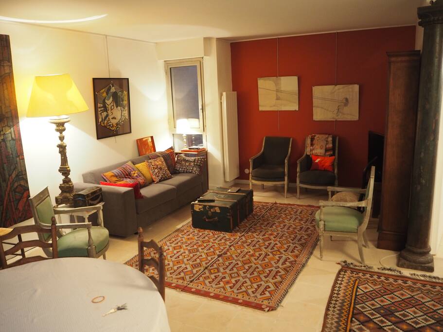 Séjour côté salon (tv, canapé convertible)