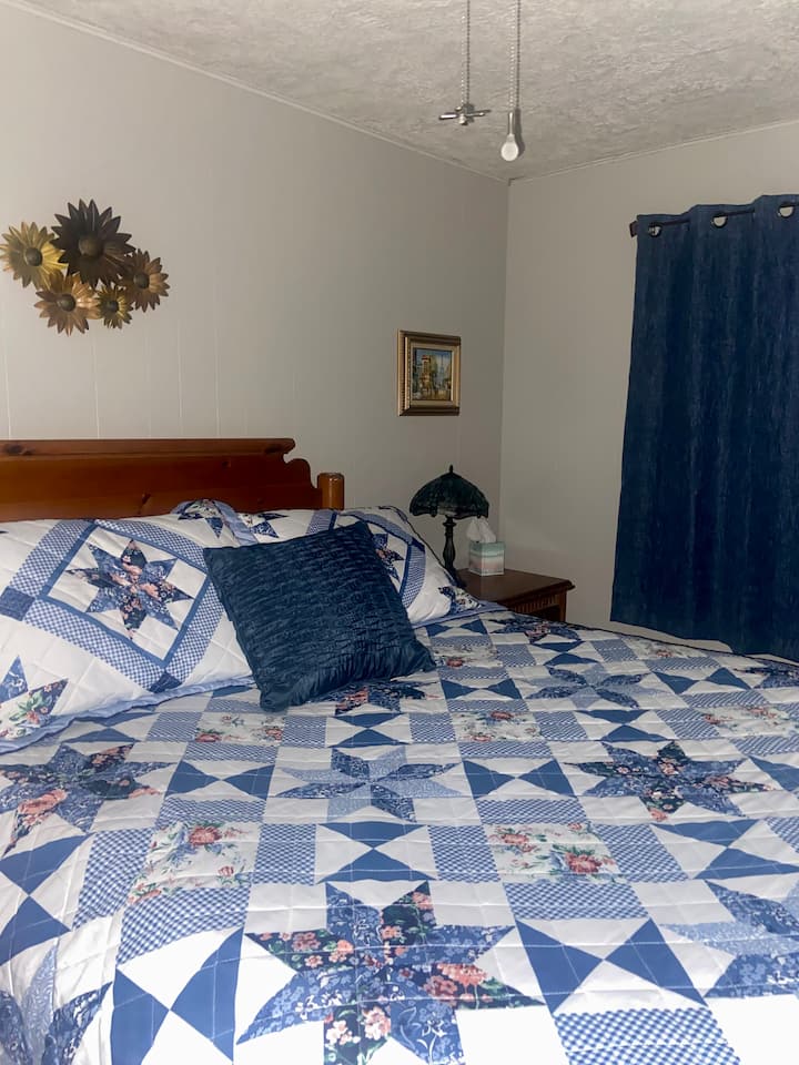 Primer  dormitorio grande, mucho espacio en el armario y los cajones.