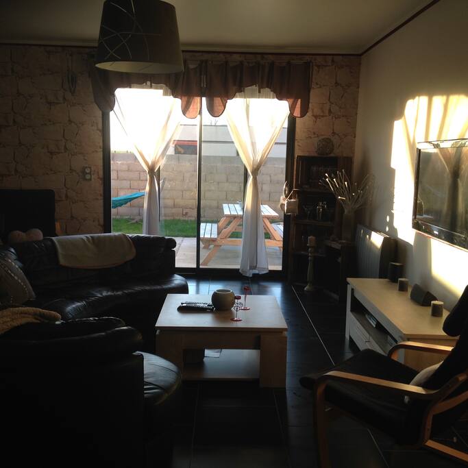 Salon lumineux donnant sur la terrasse