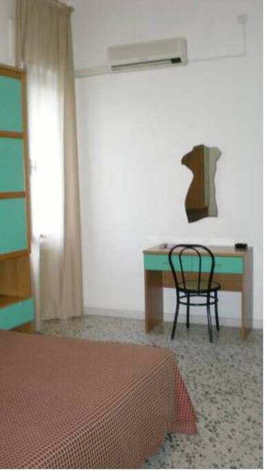 Riscaldamento/aria condizionata, wi-fi, TV led 40'', ascensore, parcheggio privato, doppio ingresso, biancheria da letto e da bagno in dotazione.
