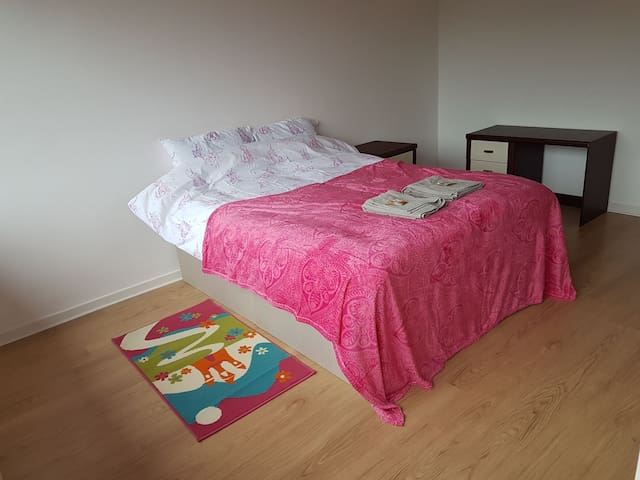 Beautiful Room#4 close to MK city center, Xscape