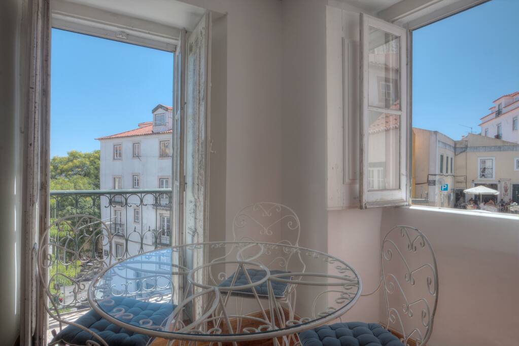 Dinning area with view over the river and Lisbon's oldest buildings
