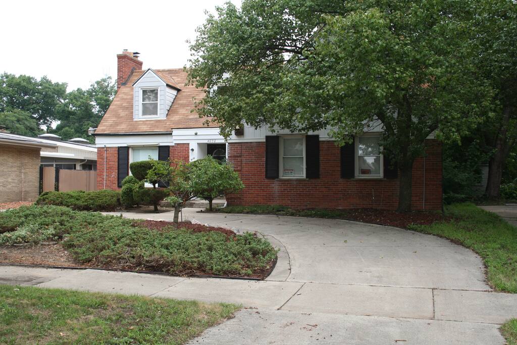 Front entrance view with circular driveway 2