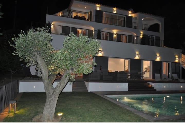 Spacious charming villa, stunning sea views