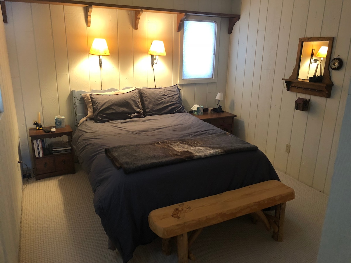 Hlavná spálňa s manželskou posteľou Queen