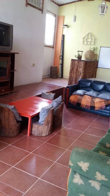 Sala común con televisión. Patio/ jardín y garage