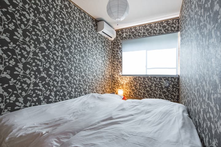 ห้องที่มีฟูกนอนเป็นเสื่อทาทามิ 2 ผืน
和室には布団 × 2