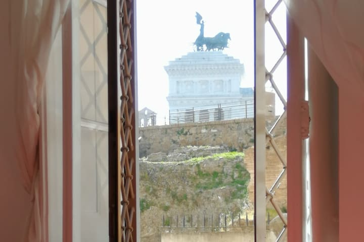 Roman Forum Suite – Very Near Palazzo del Grillo