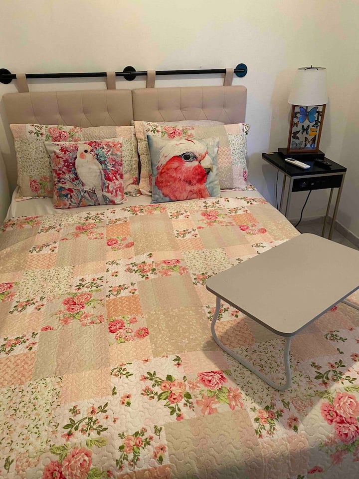 Chambre avec un lit queen