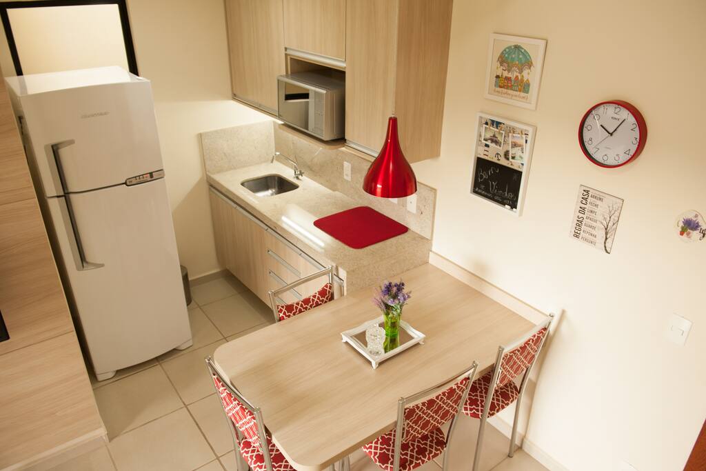 Cozinha com Geladeira duplex e Microondas
