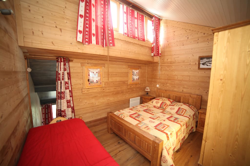 La chambre de la mezzanine avec 1 lit de 140 et 1 lit de 80.