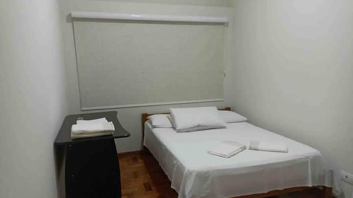 חדר שינה 1 - מיטה זוגית אחת ושולחן אחד למשרד ביתי. 