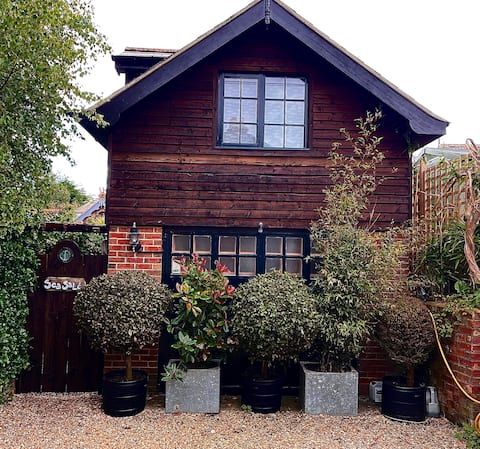 Successful Airbnb property: A quirky, self contained sea salt studio cottage in Freshwater