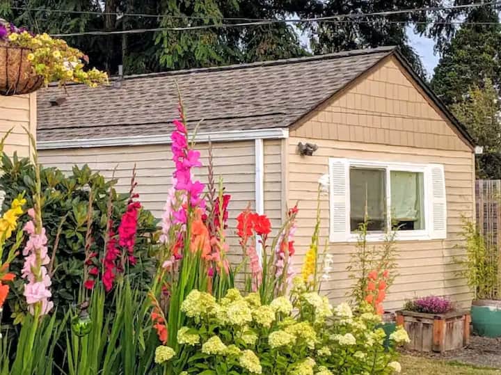 The Garage: A private cottage w/ driveway parking