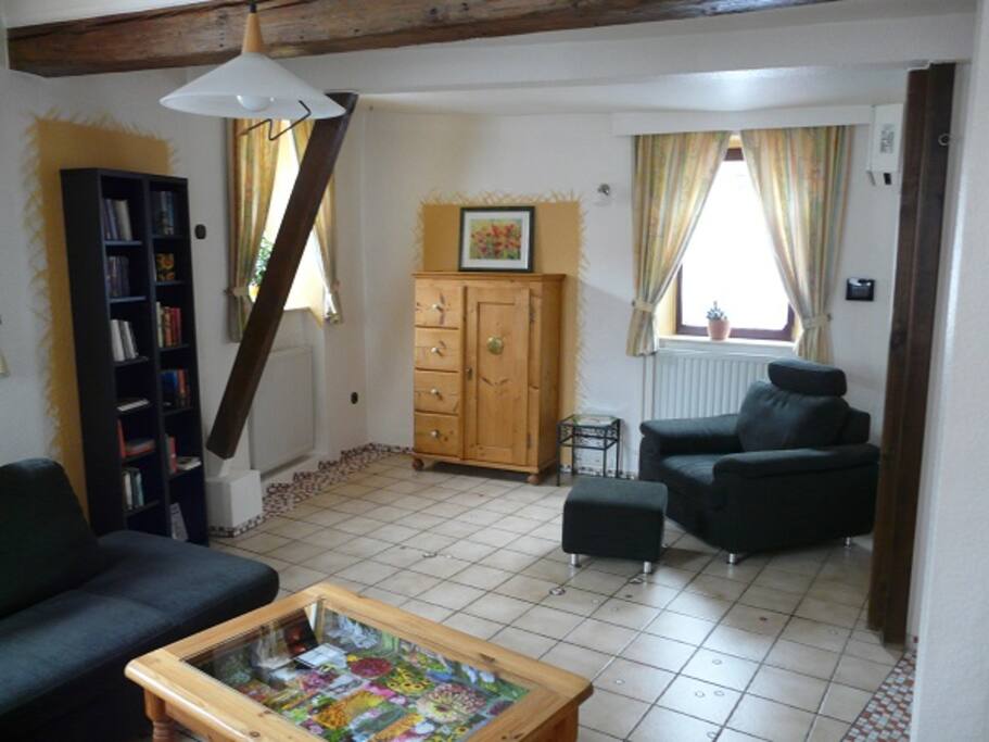 Geräumiges Wohnzimmer im Erdgeschoss